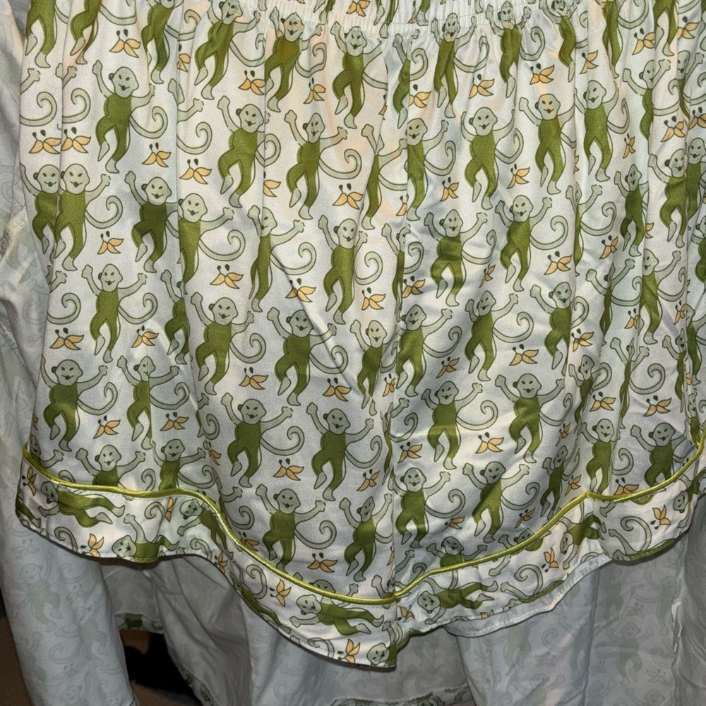 Green Monkey Print Women’s Pajama set short. - Picture 3 of 5